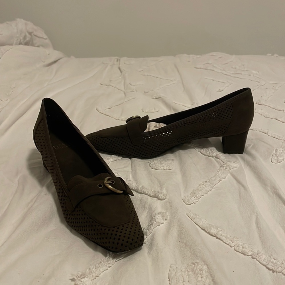 Stuart Weitzman Fairfield brown block heels pumps